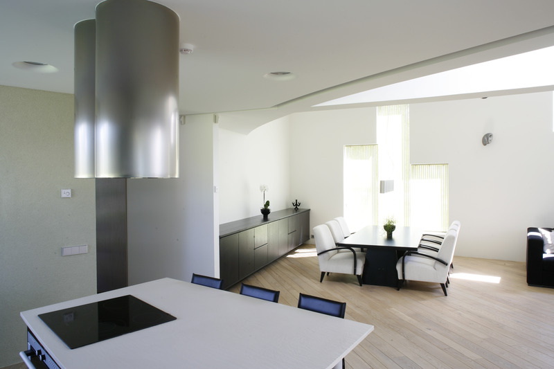 Eramu Rannamõisas Merihobu tee 2, nn Alumiiniummaja. Interjöör. Arhitektid Muru & Pere: Urmas Muru, Peeter Pere, Janek Maat, Katrin Kaevats