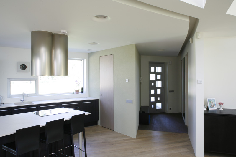 Eramu Rannamõisas Merihobu tee 2, nn Alumiiniummaja. Interjöör. Arhitektid Muru & Pere: Urmas Muru, Peeter Pere, Janek Maat, Katrin Kaevats