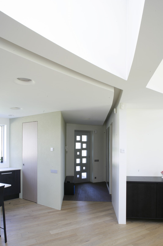 Eramu Rannamõisas Merihobu tee 2, nn Alumiiniummaja. Interjöör. Arhitektid Muru & Pere: Urmas Muru, Peeter Pere, Janek Maat, Katrin Kaevats