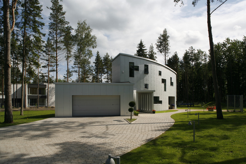 Eramu Rannamõisas Merihobu tee 2, nn Alumiiniummaja. Arhitektid Muru & Pere: Urmas Muru, Peeter Pere, Janek Maat, Katrin Kaevats