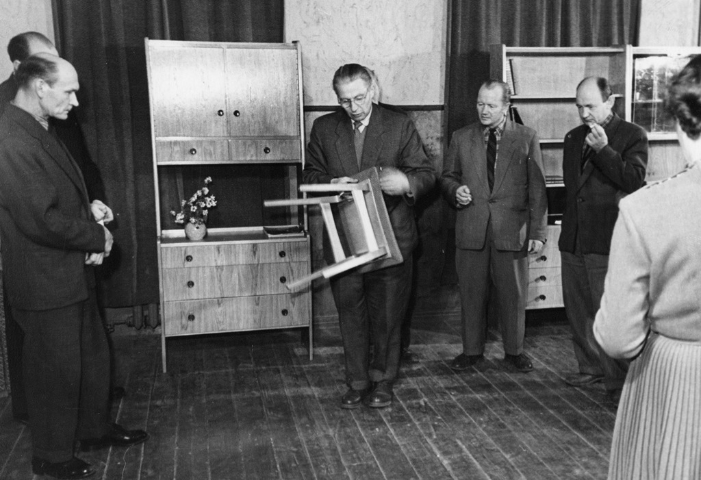 Kunstinõukogu mööblit hindamas