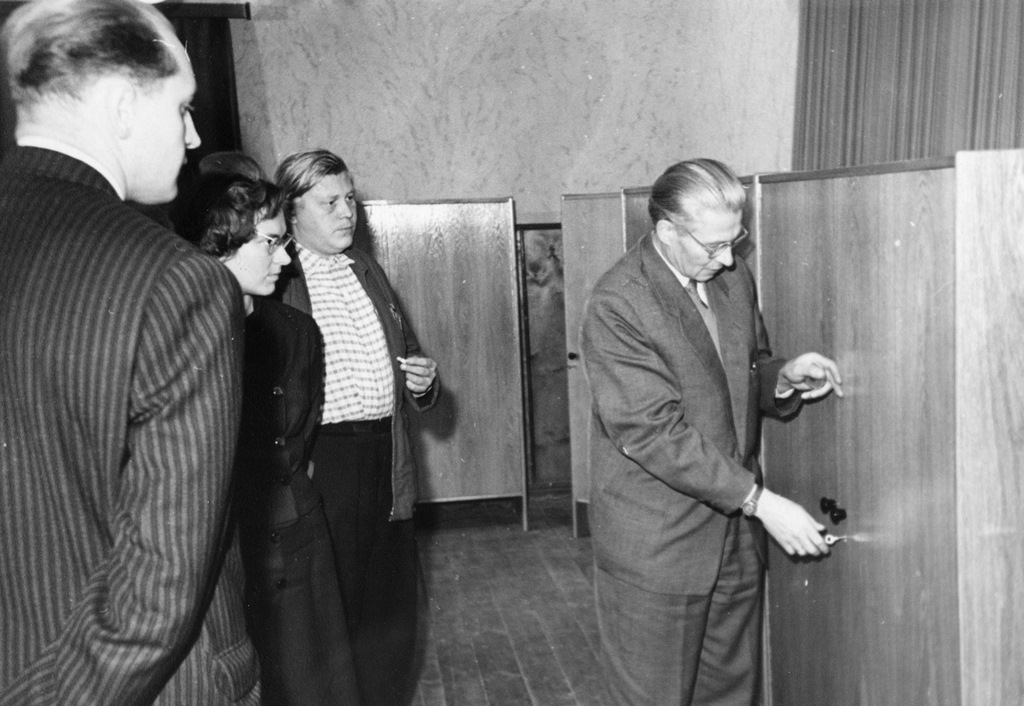 Kunstinõukogu mööblit hindamas