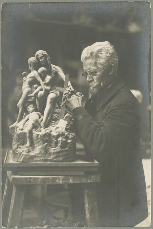 Skulptor Amandus Adamson oma ateljees Paldiskis