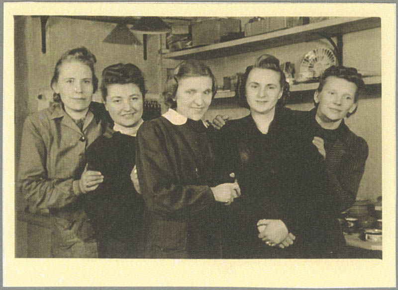 V. Külissaar, Berta Mäger, Eeva Puusak, (?). Nuksi, Jutta Puustak