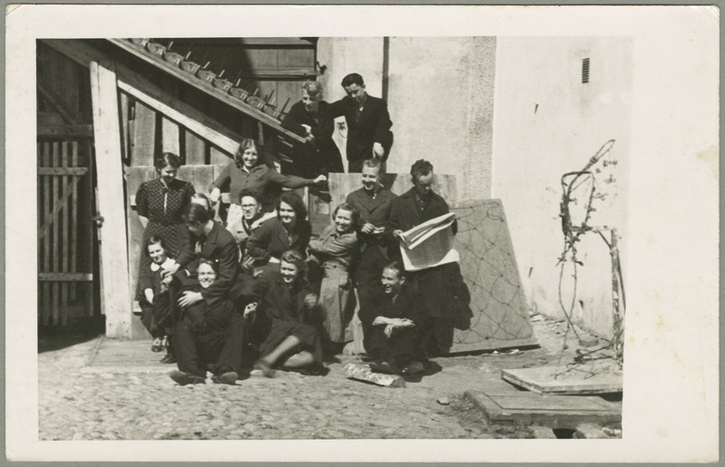 Tulevased kunstnikud Pallase hoovil