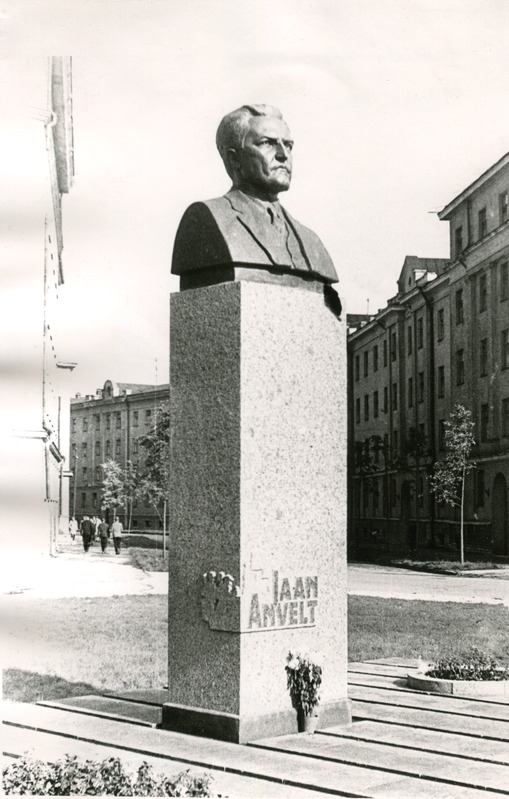 Martin Saks. Jaan Anvelti monument Tallinnas