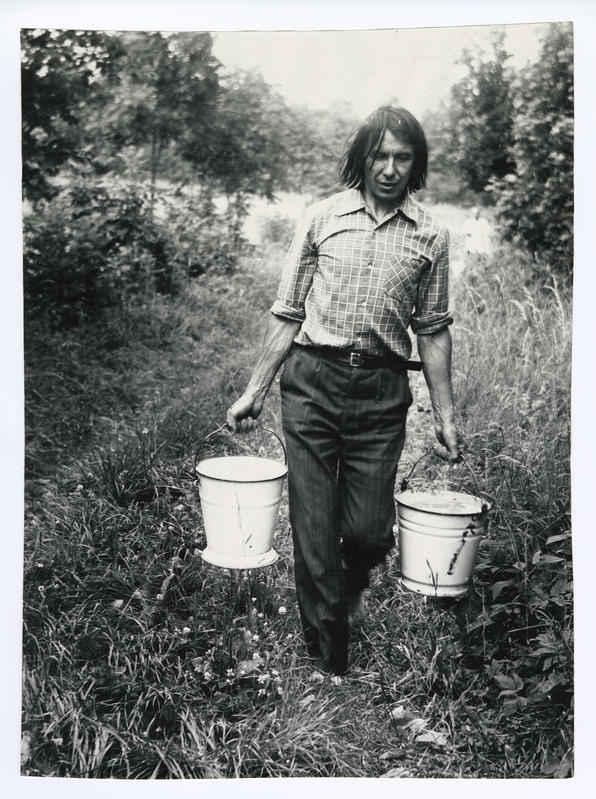 Luuletaja Hando Runnel kahe veeämbriga