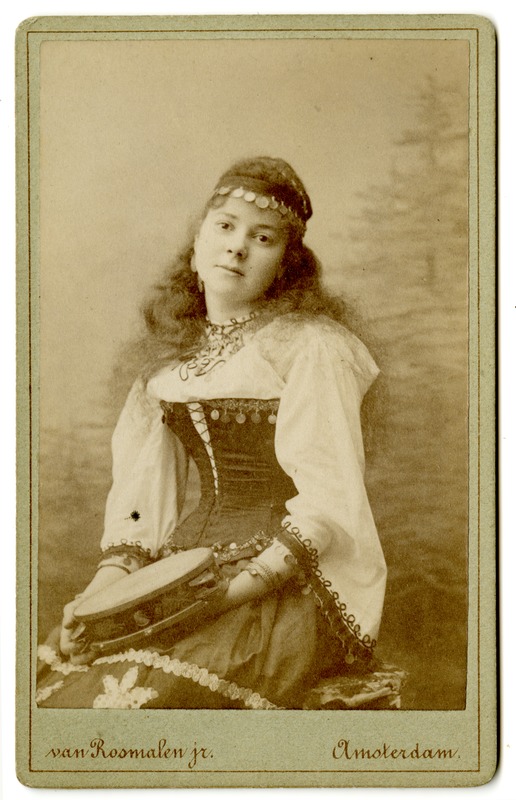 Jeanne Guicherit mustlasneiu kostüümis