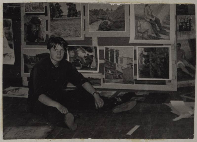 Nikolai Guli oma maalide taustal