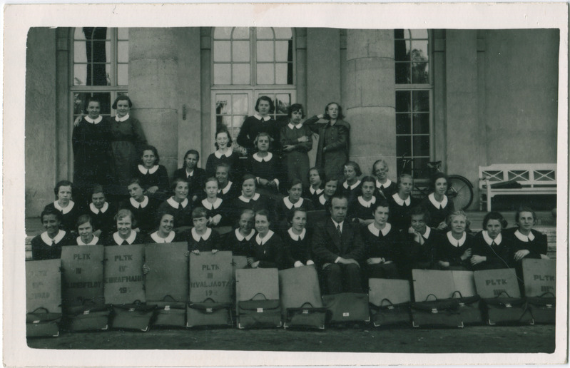 Pärnu Linna Tütarlaste Keskkooli õpilased kunstiõpetaja Konstantin Süvaloga