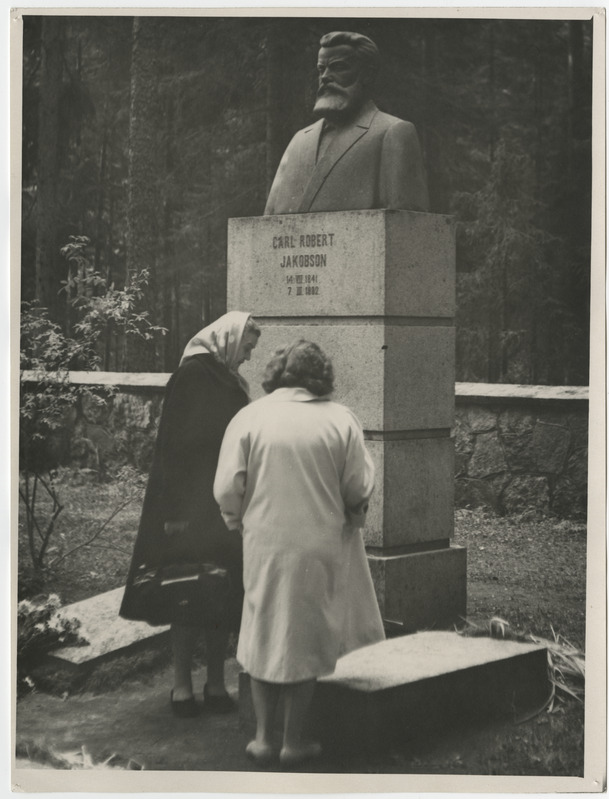 Carl Robert Jakobsoni hauamonument Kurgjal