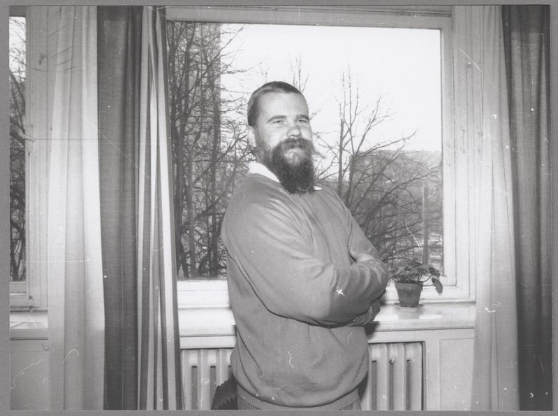 Maalikunstnik Valev Sein Kunstihoone aknal