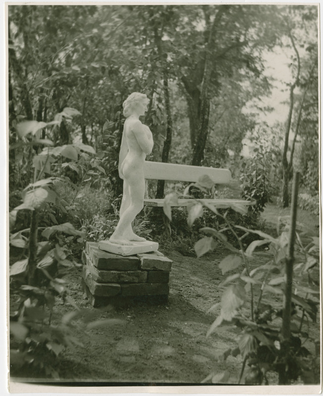 Skulptuur naisest Pupastvere aias