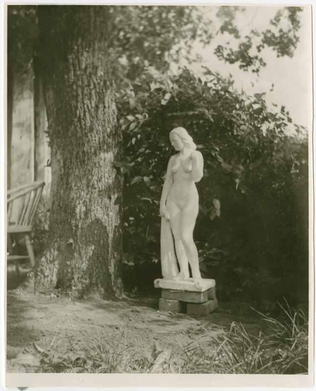 Skulptuur "Seisev akt" Pursti talu aias Pupastveres