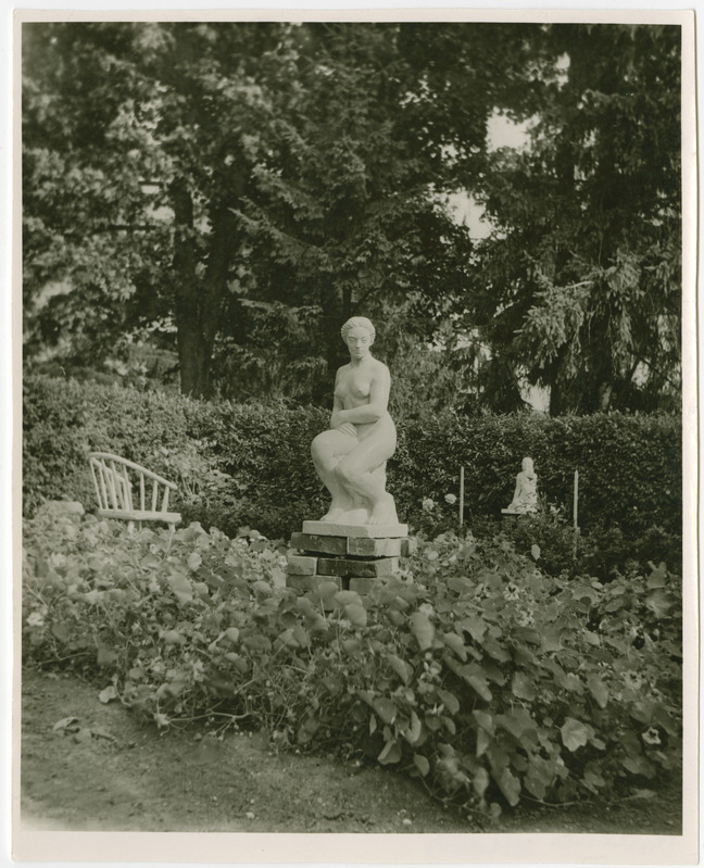 Skulptuur "Istuv naisakt" Pursti talu aias Pupastveres