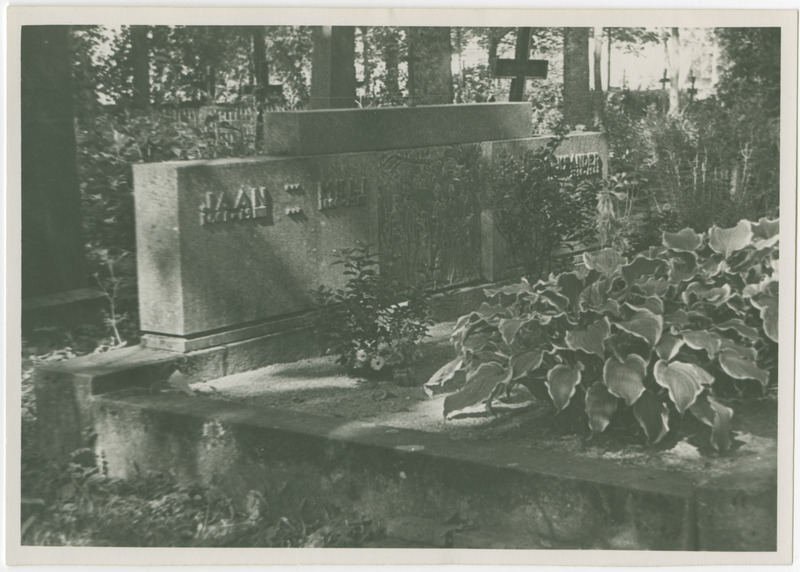 Perekond Tamme hauasammas Põltsamaa kalmistul
