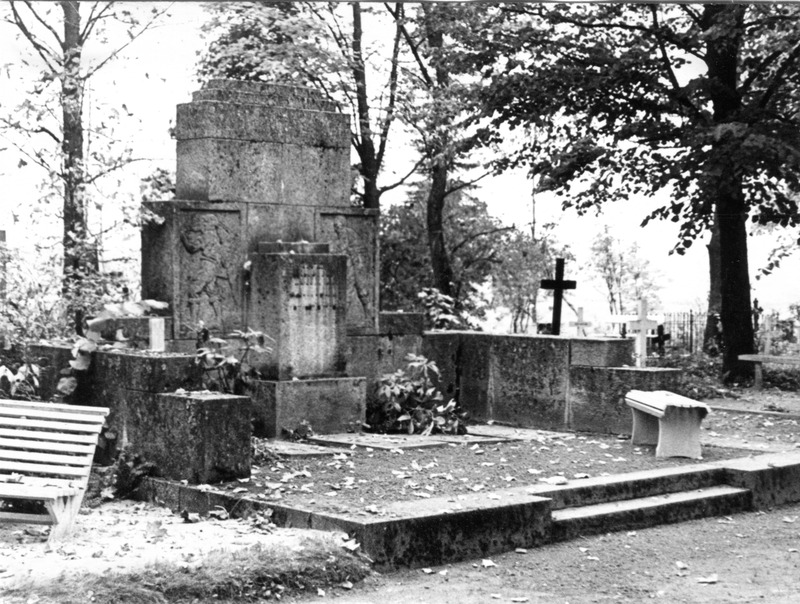 Voldemar Melliku loodud Alexander Eisenschmidti hauamonument Tartu Vana-Peetri kalmistul. Üldvaade