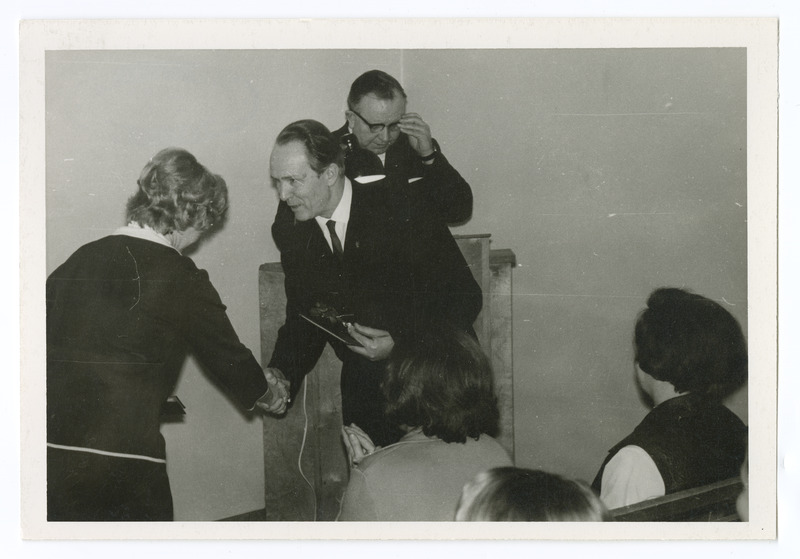 Eduard Maaser Kunstide Valitsuselt auhinda saamas