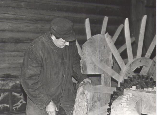 Olev Sado demonstreerib lina ropsimist