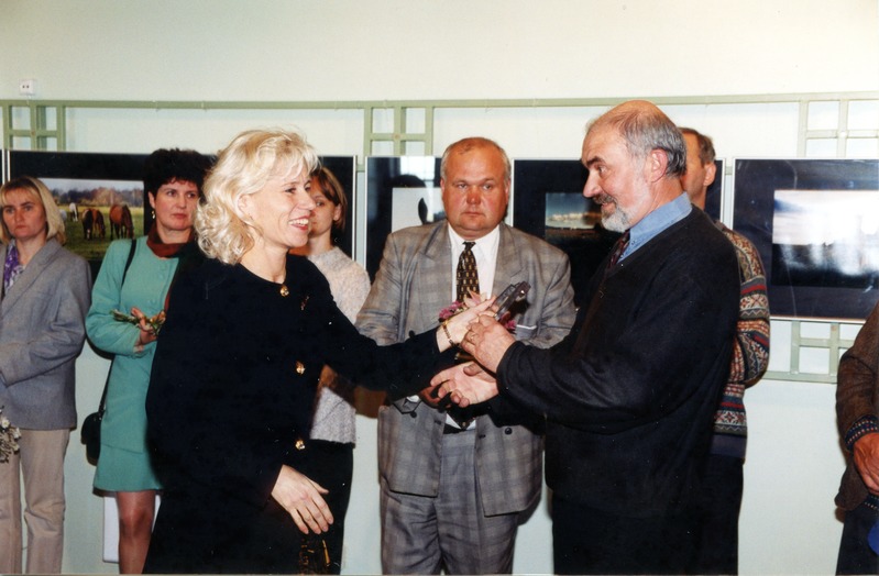 Ago Ruus´i õnnitleb Eesti Põllumajandusmuuseumi direktori asetäitja Lilia Leiman