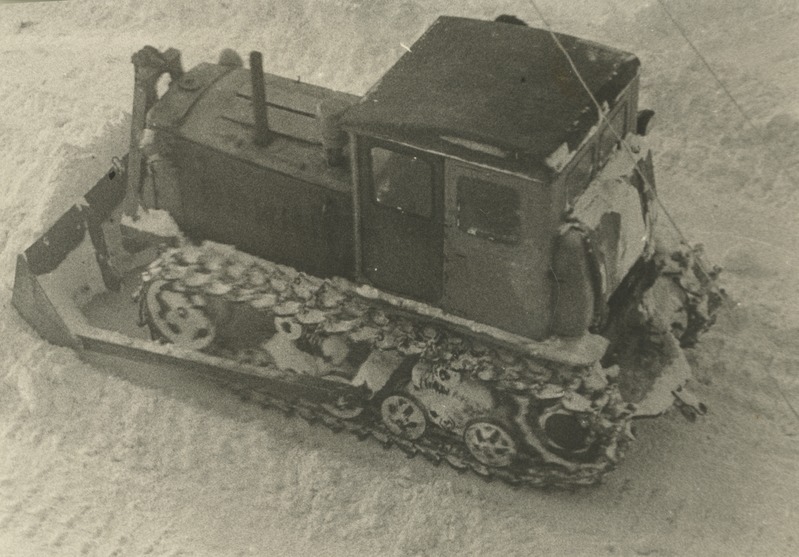 Traktor ДT-54 buldooseriga lund lükkamas Rakvere EPT-s