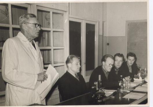 Dots. Evald Peebsen juhendab veterinaarekspertiisi laboratoorseid töid 1960