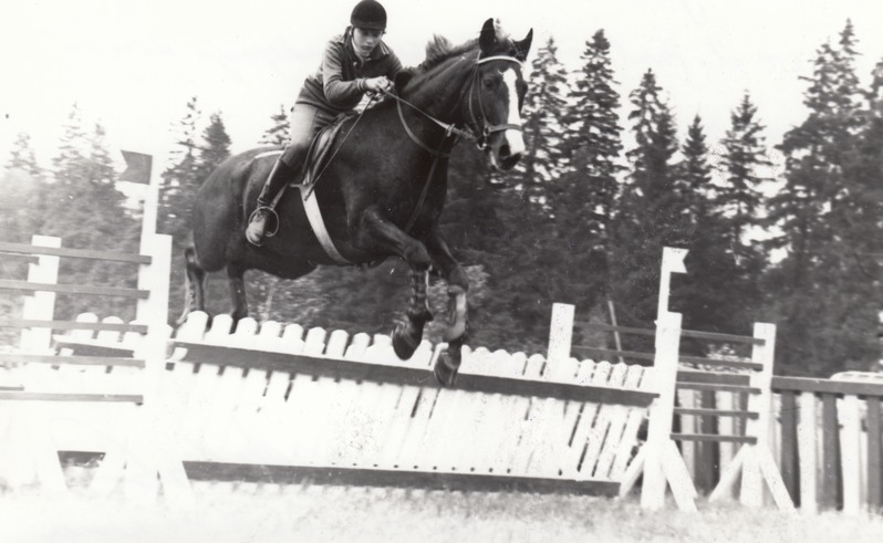Ülle Kull hobusel Viirus 1977.a. võistlustel
