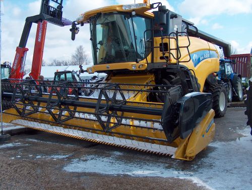 Maamess 2005. Firma New Holland kombain