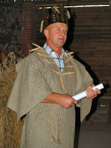 Kroonitud rukkikuningas Hans I Kruusamägi rukkimaarjapäeval 18. augustil 2007.a. EPM-i küünis