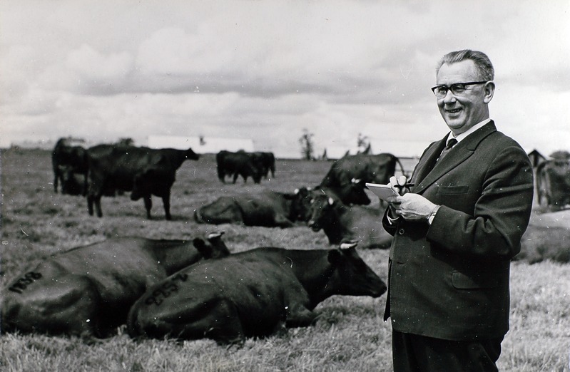 ELVI direktor, profesor,  põllumajandusteaduste doktor Adolf Mölder