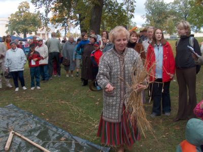 Mihklipäev Raadil. Ruth Metsallik viljavihuga