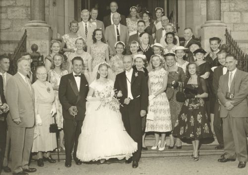Thea Viilupi ja Viktor Puskari laulatus New Yorgis 1957. aastal. Noorpaar ja külalised kiriku trepil peale laulatustalitust.