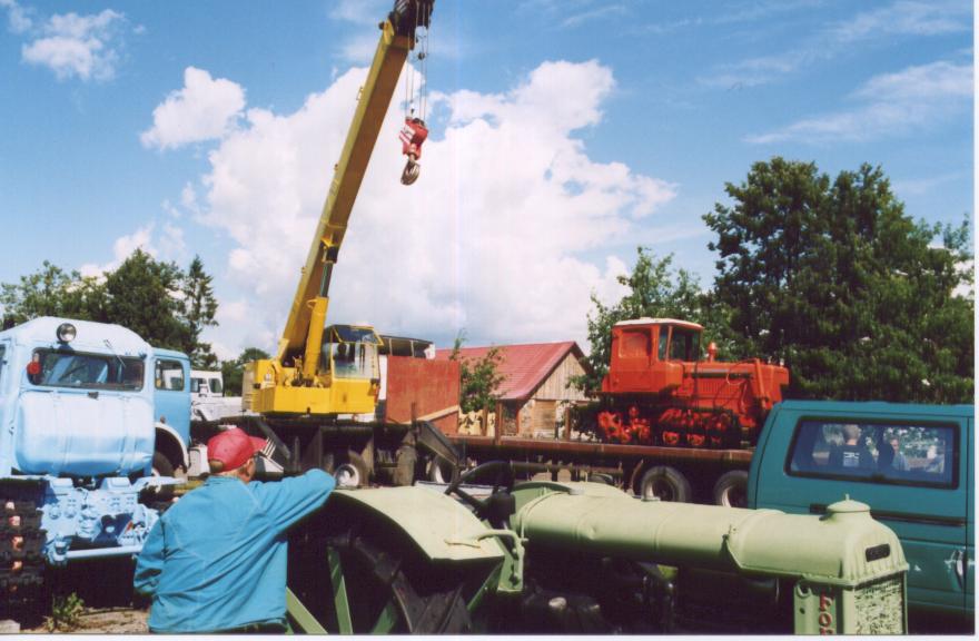 Buldooseri DT-75 toomine EPM näituseväljakule