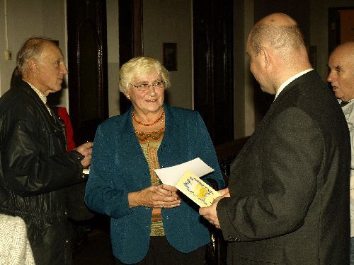 Sangaste vallavanem Kaido Tamberg tänab Mariann Tungalt (C. Kalmi vennatütart) koostöö eest