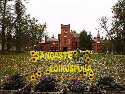 Sangaste lossi ees asuv lõikuspüha reklaamtahvel
