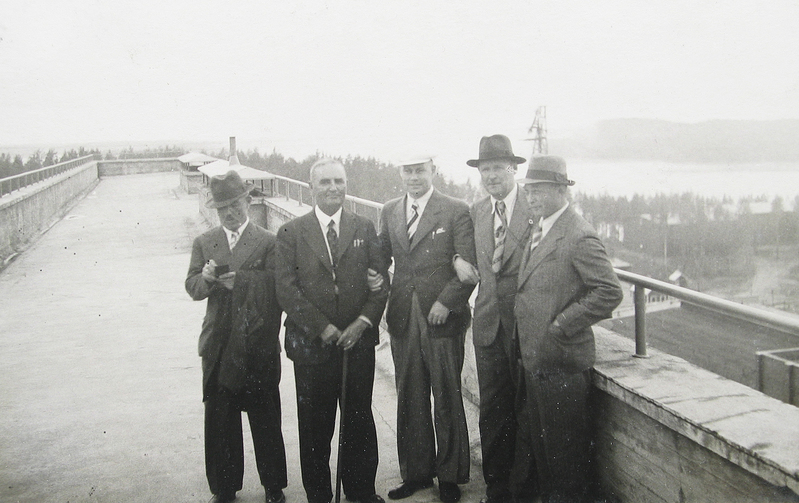 Ekskursiooni juhtkond jõujaama katusel