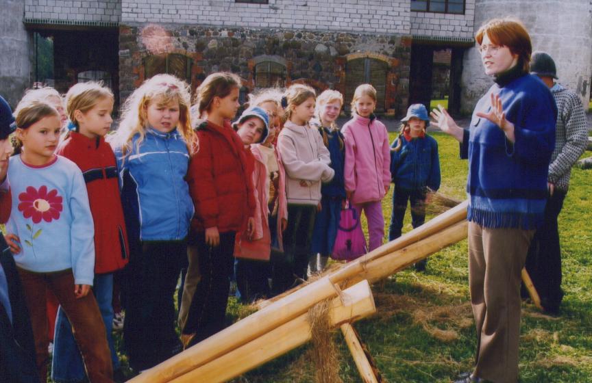 Kerle Arula linatöid tutvustamas