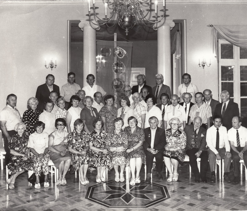 TRÜ Põllumajandusteaduskonna agronoomia osakonna 1950. a lõpetajate kokkutulek kursuse lipu taustal Sakus Eesti Maaviljeluse ja Maaparanduse Instituudis 1985.a.