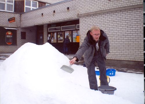 Lumelinnaku ehitamine Aruküla kontorklubi ette