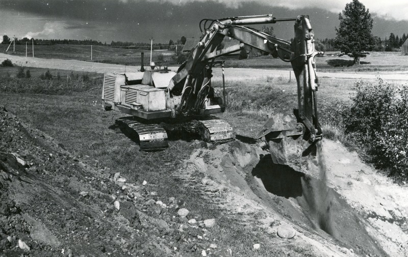 Hüdrauliline ekskavaator kraavi kaevamas