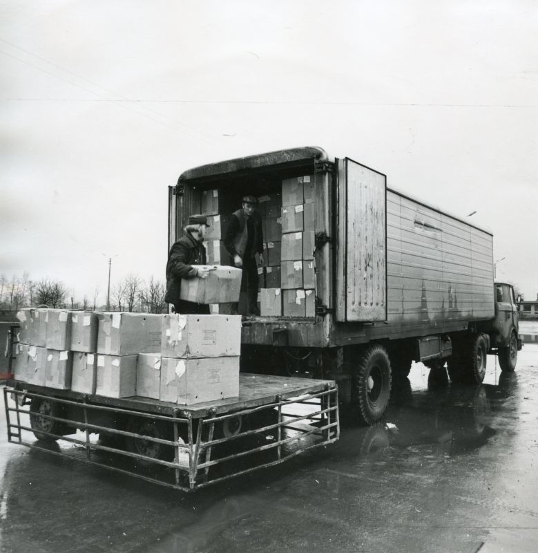 Haudemunade laadimine Tallinna Linnuvabrikus kaugveoks