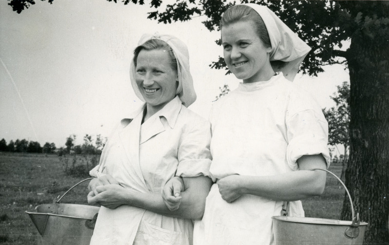 Sovhoosi lüpsjad-karjatalitajad Linda Laane(vasakul) ja Aino Loorits