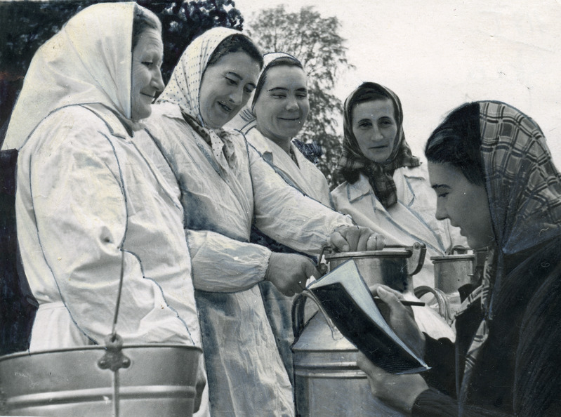 Kolhoosi parimad lüpsjad (vasakult paremale) Ü.Pustus, E.Kadajas, A.Pelk ja M.Reisalu.Paremal kolhoosi zootehnik Helgi Hansson