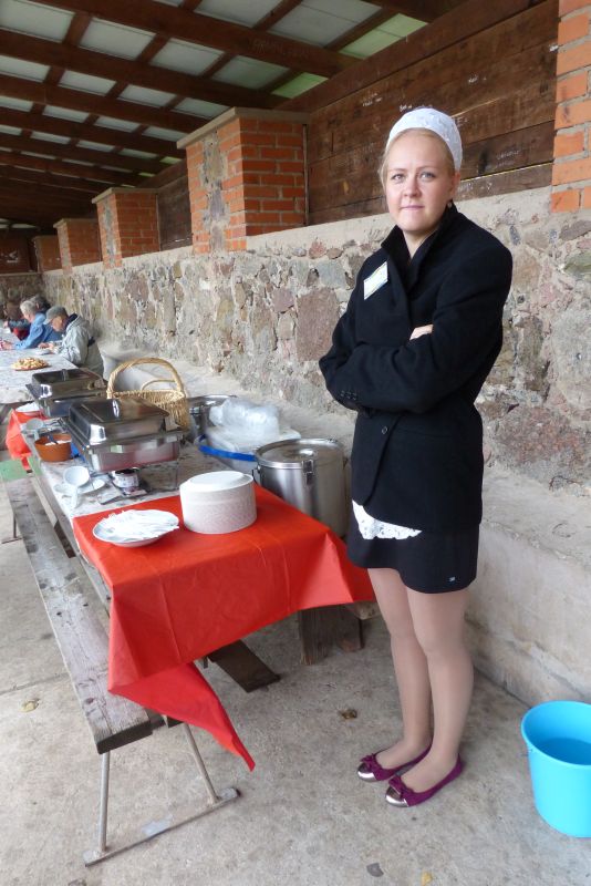 Teenindaja Kärt Vaikre lõikuspeol