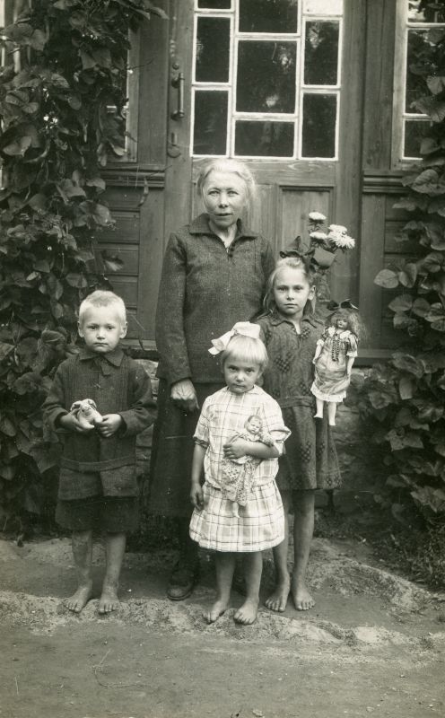 Vambola, Irene ja Vaike Rukki koos kasvatajanna Anna Neumanniga