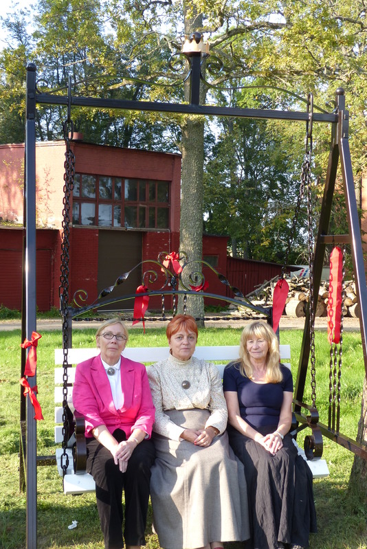 Merli Sild, Katrin Vask ja Ellen Pärn Eesti-Läti-Vene ühisprojekti "Hoida, et mitte kaotada-kultuuripärandi kaitsmine" pidulikul lõpetamisel Sangaste lossile kingitud kiigel istumas