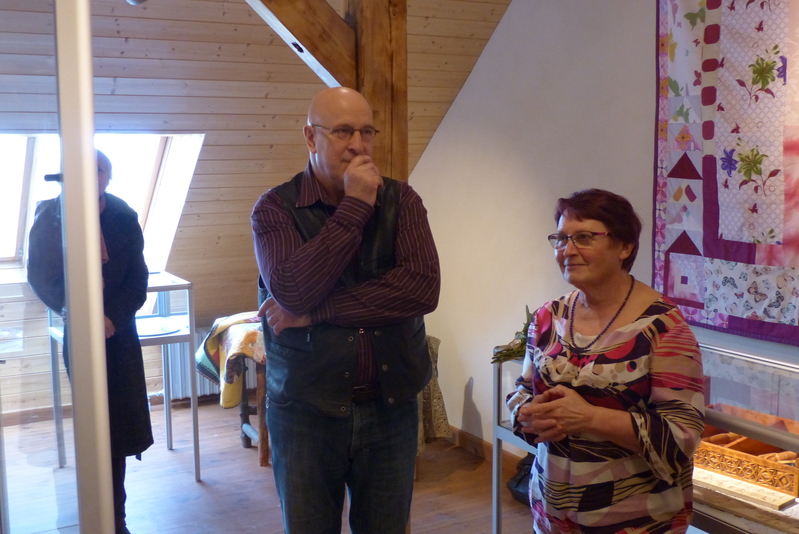 Aime ja Alari Ilves oma kahasse loodud näituse "Tükike puusse lõigatud ja kampsunisse kootud ajalugu" avamisel