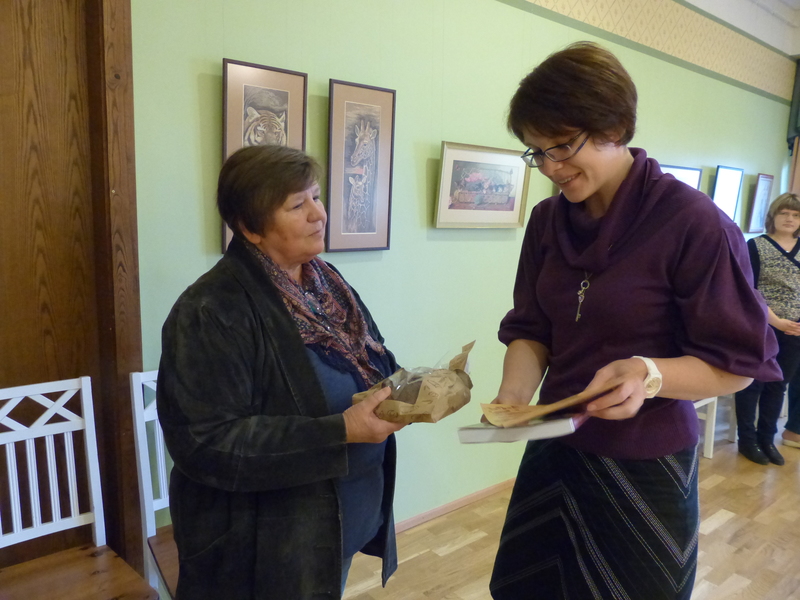 Martin Kiisi endine kunstiõpetaja Herbert Masingu koolist Mare Kuusik ja muuseumi näituste osakonna juhataja Inga Zemit