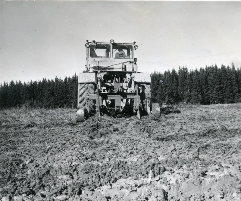 Väimela Näidissovhoostehnikum. Traktor K-700 koos kobestajaga