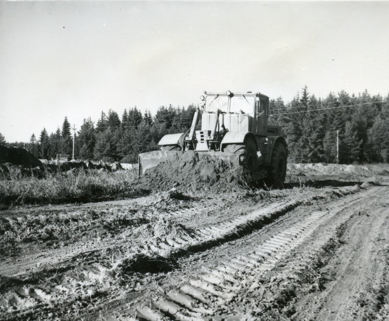 Väimela Näidissovhoostehnikum. Traktor-buldooser K-700 töötamas